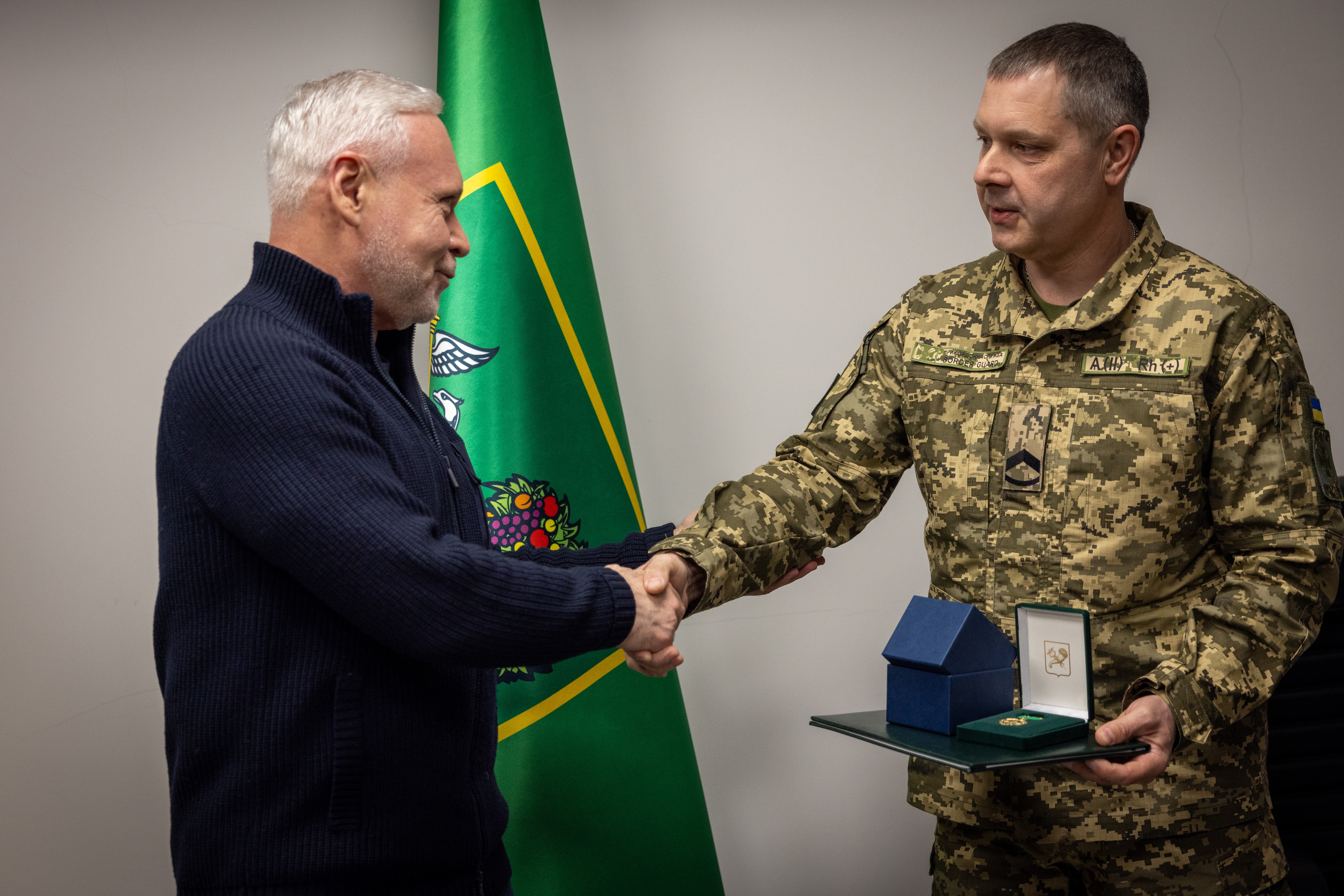 Прикордонник, який витягнув дитину з крижаної води